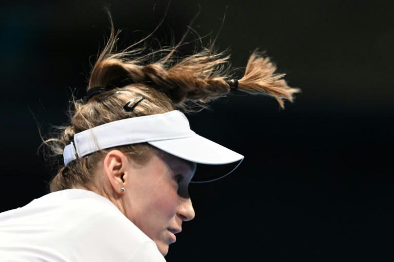 Elena Rybakina lors d'un tournoi de tennis, en mouvement.
