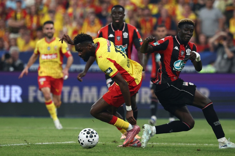 L'attaquant de Lens Odsonne Edouard (en jaune) était un titulaire quasi-indiscutable la saison dernière, comme ici en finale de la coupe de France contre Nice.