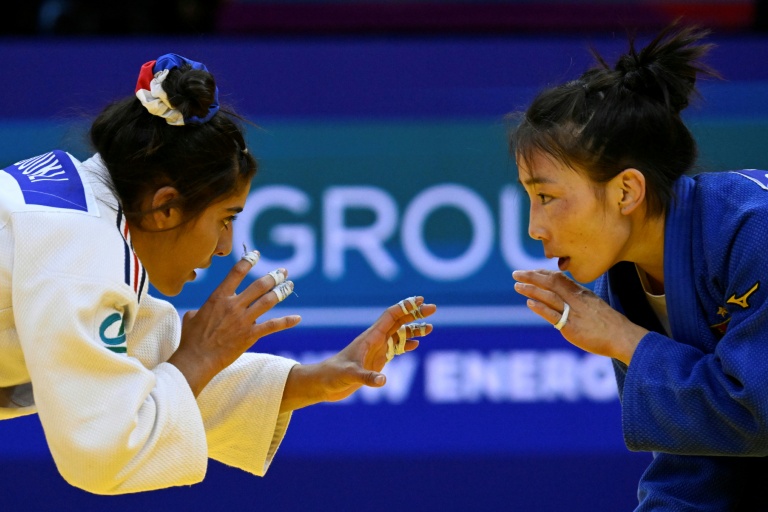 La judoka française Shirine Boukli (g) contre la Mongole Baasankhuu Bavuudorj dans la petite finale des Mondiaux le 4 octobre 2026 à Bakou