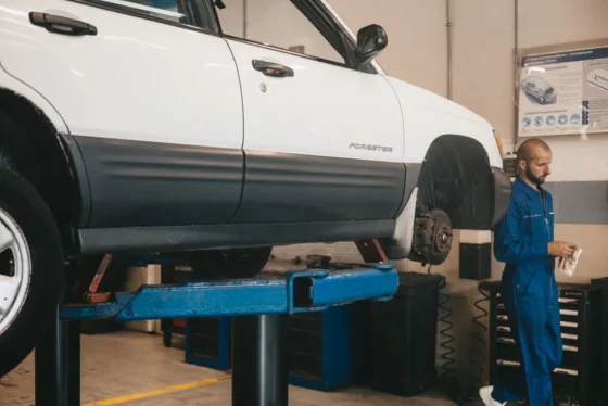 Voiture sur un pont élévateur dans un garage