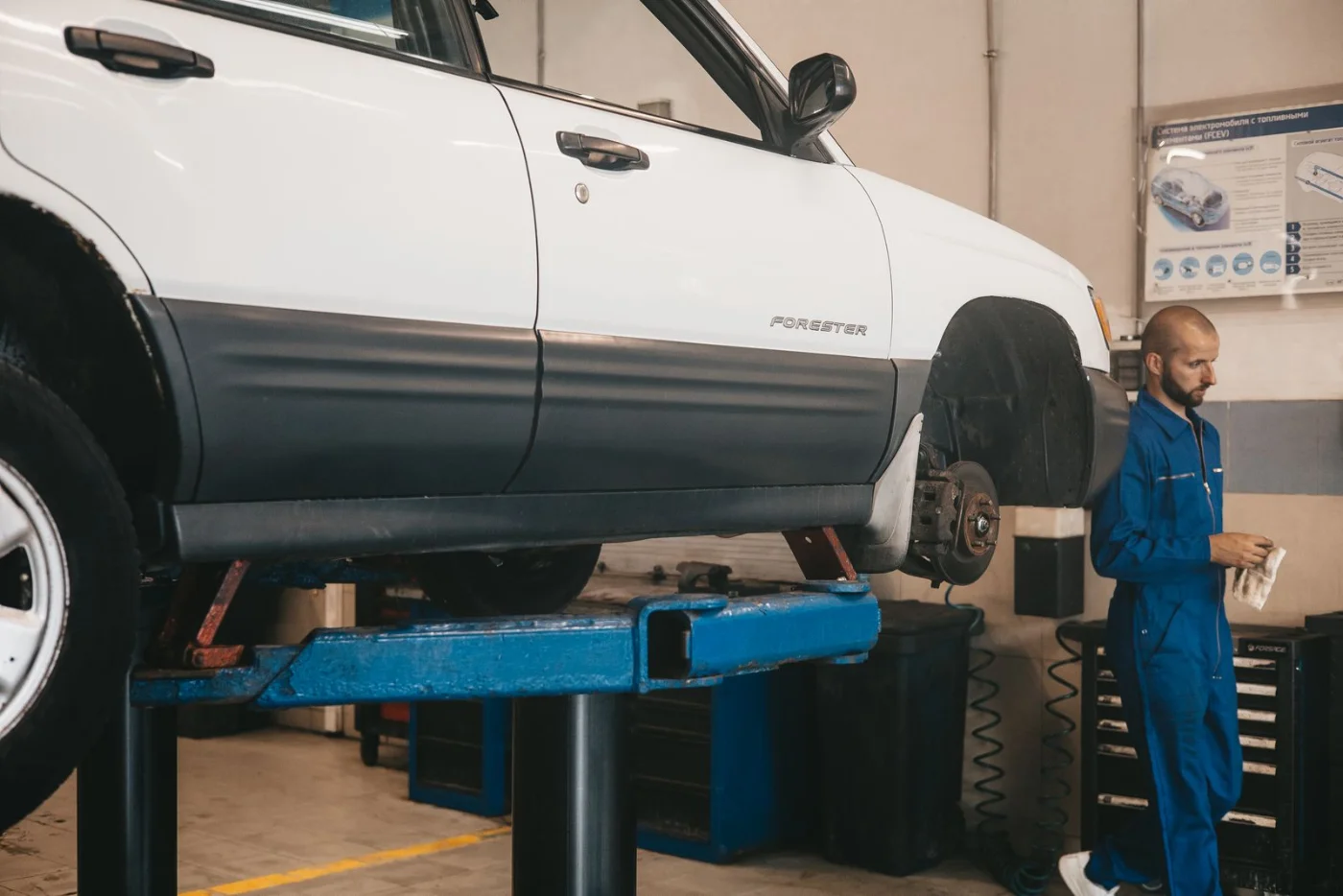Voiture sur un pont élévateur dans un garage